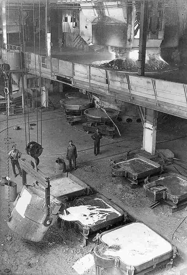 Historisk bilde av verdens største smelteovn for ferrosilisium tas i bruk på Fiskaa i Kristiansand (1951)