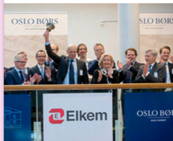 Feiring av Elkems relisting på Oslo Børs med personer ved podium og Elkem-logo.