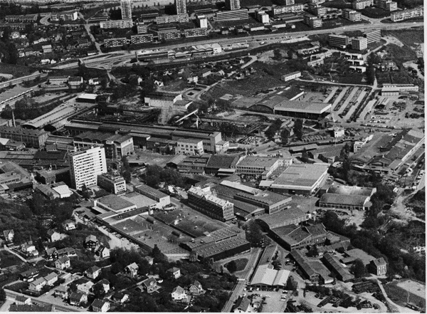 Historisk oversiktsbilde av Christiania Spigerverket med fabrikkbygninger og skorsteiner.